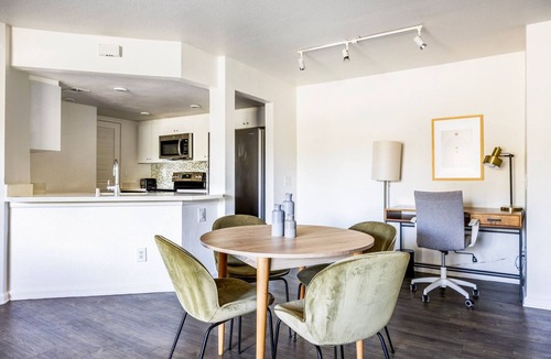 Studio City Apartment | Blueground | Studio City, jacuzzi, nr Griffith Park
