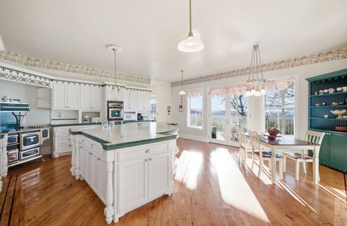 Phoenix Lake-Cedar Ridge House | Breathtaking views Luxury Mansion 2 hr from Dublin