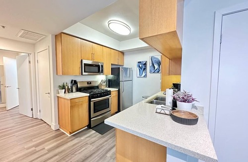 Wilshire Montana Apartment | Bright 2 Bed/2 Bath w/Views Walk to the Beach DTSM