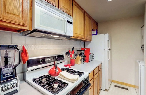 Lake Forest Condo | Bright condo with outdoor pool, hot tub, tennis, sauna & patio - walk to lake