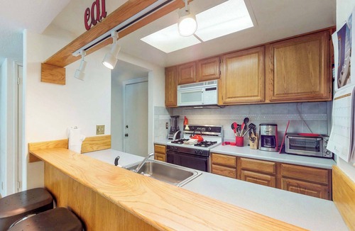 Lake Forest Condo | Bright condo with outdoor pool, hot tub, tennis, sauna & patio - walk to lake
