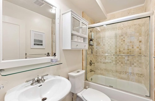Sawtelle Condo | Bright Modern Loft-Style in Brentwood Parking, Gym