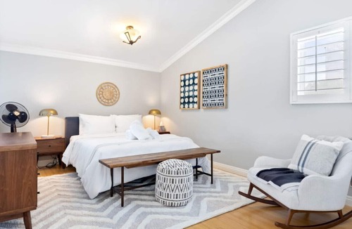 Sawtelle Condo | Bright Modern Loft-Style in Brentwood Parking, Gym