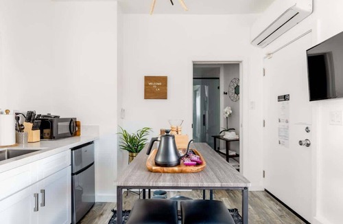 Ladera Heights Apartment | Bright Modern Stay | Near LAX & Stadiums I Patio