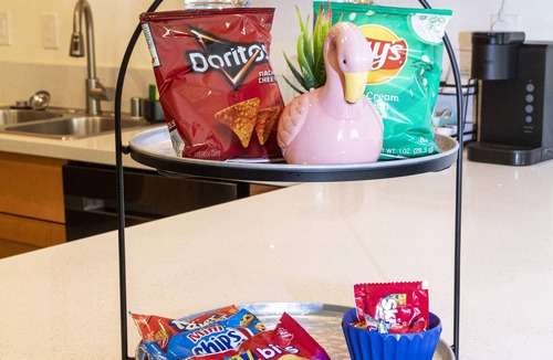 Redlands House | Bright Vibes Home- Sleeps 8- 1 block to University- Pacman, BBQ, Indoor Gym
