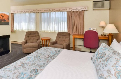 Solvang Hotel | Capture Solvang's Charm! 3 Spacious Units, Pool, Continental Breakfast, Parking!