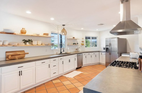 Yucca Valley House | 🌵Casa Amarilla - Hot Tub, Firepit, BBQ & Fantastic Yard for Families!🌵