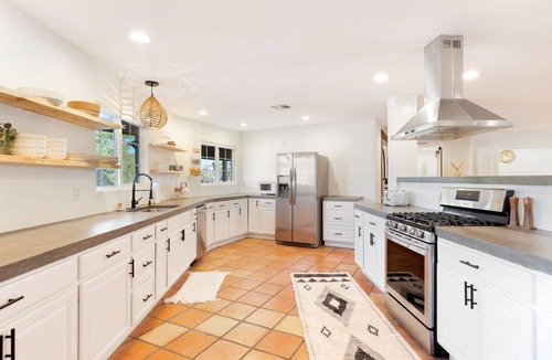 Yucca Valley House | 🌵Casa Amarilla - Hot Tub, Firepit, BBQ & Fantastic Yard for Families!🌵