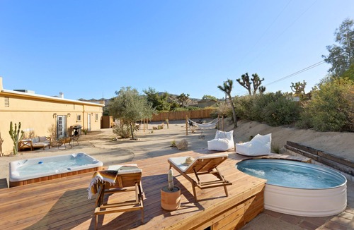 Yucca Valley House | 🌵Casa Amarilla - Hot Tub, Firepit, BBQ & Fantastic Yard for Families!🌵