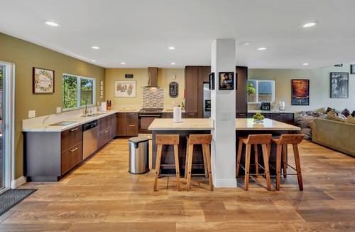 Peacock House | Casa Blackhawk family friendly huge open floor plan for your beach town getaway