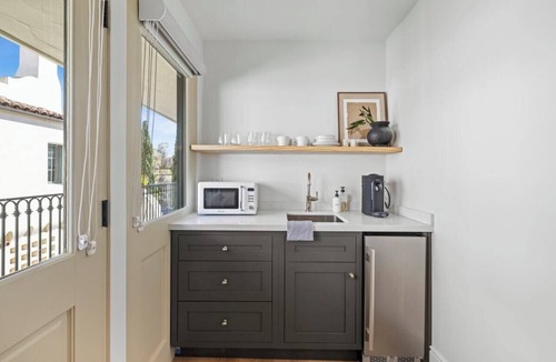 Laguna Apartment | Casa Jardin Unit 12-Boutique Suite in Downtown Santa Barbara
