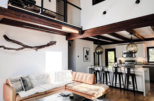 Idyllwild House | Cedar Haus: Modern Family Haven w Game Room, Hot Tub, EV Charger, Fully Fenced Y
