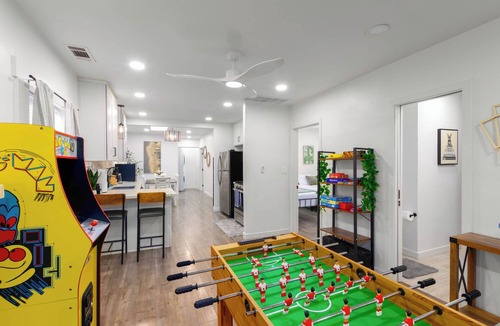 Stockton House | Central 3-bedroom House with a Yard and Free Parking, Near Downtown