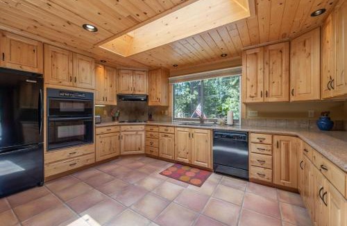Chamberlands Villa | Chamberland retreat-Hot Tub, Pool Table, Movie & Ski