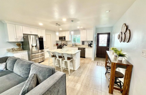 Bakersfield House | Chandelier Retreat 3BR/2BA/King Bed/85”75”32” TVs/Near Hard Rock Casino