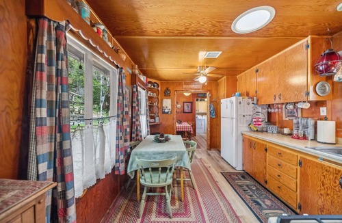 Fern Valley Cabin | Charming 1937 Vintage Cottage 2 bedrooms/baths,(Sleeps 4) walk to town/creek