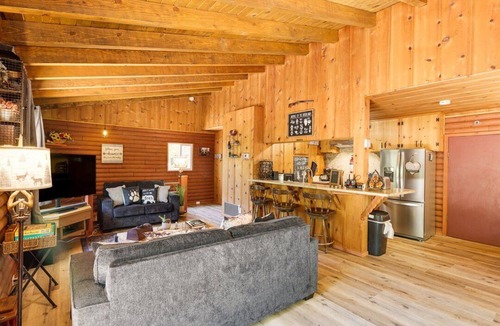 Phoenix Lake-Cedar Ridge Cabin | Charming 2-bedroom cabin in Sonora with WiFi and AC With private lake
