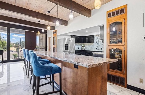 Kaweah House | Charming 2-bedroom country house in Exeter with WiFi, AC, Mountain views