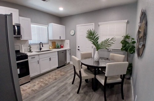Atwater House | Charming 2-bedroom house with WiFi, AC in lovely Atwater