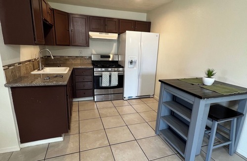 Greenacres House | Charming 2-bedroom house with WiFi, AC in welcoming Bakersfield