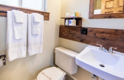 Tahoe Island Hotel | Charming 2 Queen bed lodge in South Lake Tahoe w/Kitchen