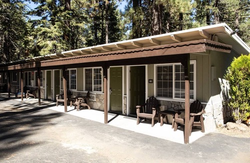 Tahoe Island Hotel | Charming 2 Queen bed lodge in South Lake Tahoe w/Kitchen