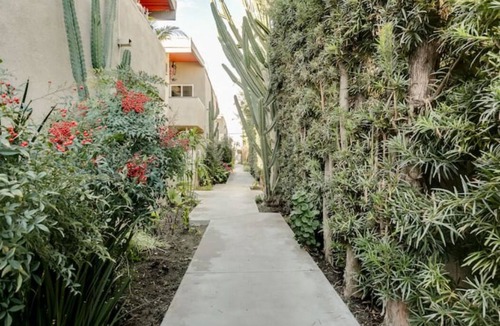 Valley Village Condo | Charming 3-bedroom 3-bath condo next to pool in Valley Village, CA -Los Angeles