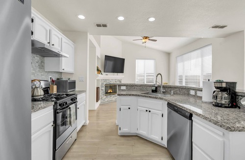 Elk Grove House | Charming 4-bedroom house in Elk Grove with WiFi and AC