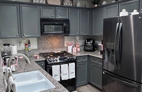 Greenacres House | Charming 4-bedroom house in lovely Bakersfield with AC, WiFi, enjoy a hot tub