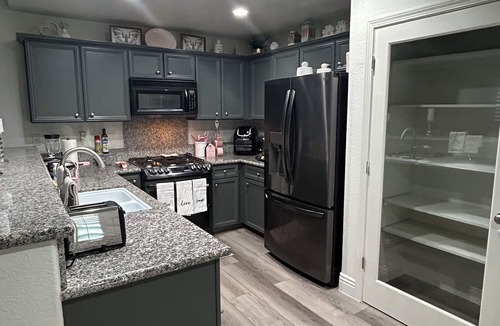 Greenacres House | Charming 4-bedroom house in lovely Bakersfield with AC, WiFi, enjoy a hot tub
