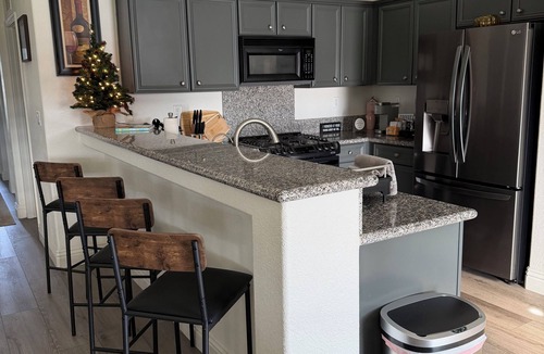 Greenacres House | Charming 4-bedroom house in lovely Bakersfield with AC, WiFi, enjoy a hot tub