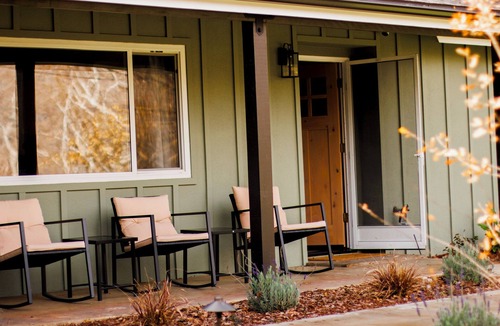 Three Rivers House | Charming 4-bedroom retreat, AC, sauna and hot tub close to Sequoia Nat'l Park