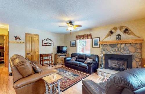 Tahoe Paradise House | Charming alpine cabin for all ages - close to hiking skiing and more