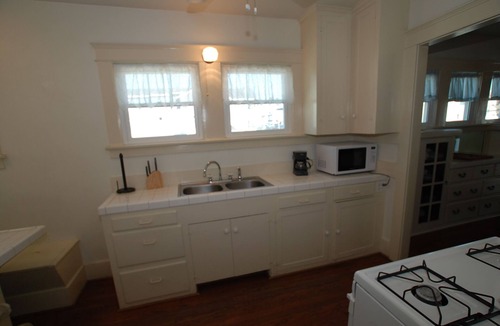 West Newport House | Charming, Classic Newport Beach Bungalow - Steps to Beach! Patio & Sun Porch