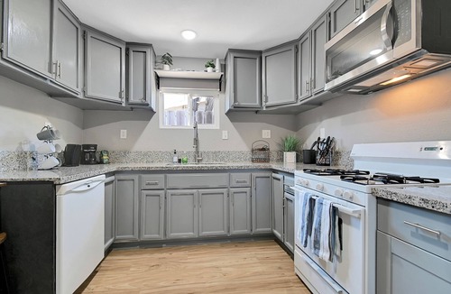 Olivehurst House | Charming pet-friendly 2-bedroom house with WiFi, AC in beautiful Olivehurst