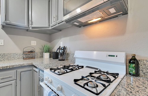 Olivehurst House | Charming pet-friendly 2-bedroom house with WiFi, AC in beautiful Olivehurst