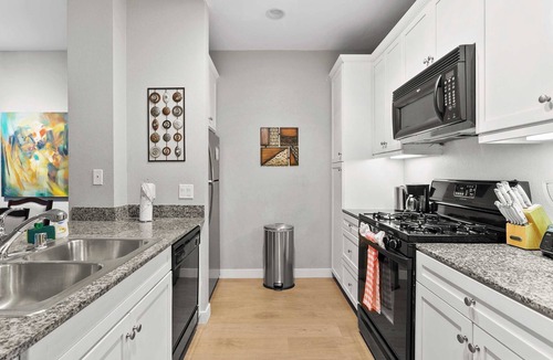 Airport Area Apartment | Charming Scholarship Condo｜Ground Floor｜Pet-Friendly｜Gated Community #17