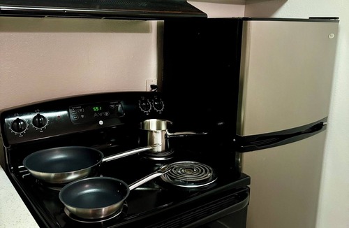 Santa Ana Heights Apartment | Charming studio in Newport Beach, fitness gym, pools and more!