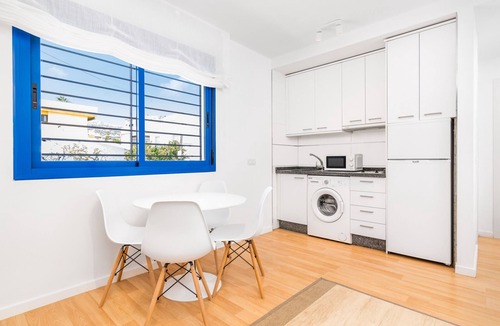 Las Acacias Apartment | Charming Studio Near Beach in Malaga - Modern Amenities for Families