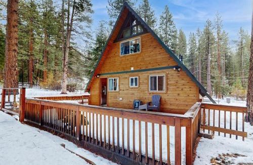 Rancho Bijou House | Charming Updated Rustic Cabin with Gas Fireplace close to Lake and Ski Resort