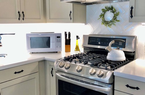 Valley Center Cottage | Cheerful Peaceful 4 BR Country Cottage Farmhouse