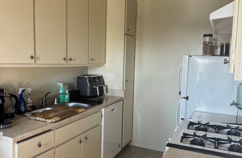 West Los Angeles Apartment | Chic 1-bedroom apartment with WiFi, AC in fabulous Los Angeles