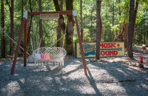 Burnt Ranch RV Rental | Chic 1967 Aristocrat Camper | Glamping (Tub)