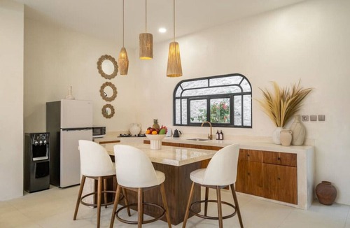 Batu Bolong Villa | Chic 2-Bedroom Private Pool Villa, 10min to Beach by Orivista