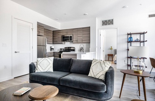 Sawtelle Apartment | Chic Brentwood 1BR w/Pool, Gym, W/D, walk to bars, shops, by Blueground