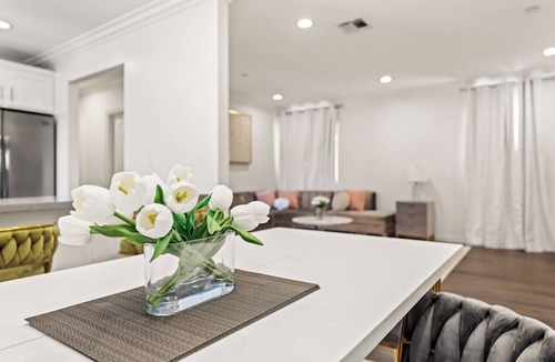 Los Angeles House | Chic LA Escape I Stylish Home in Prime Location I Free Parking