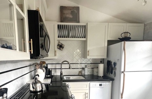 Northeast Carmel House | =Chic simplicity near downtown Carmel-by-the-Sea! Sip, shop, dine and relax…=