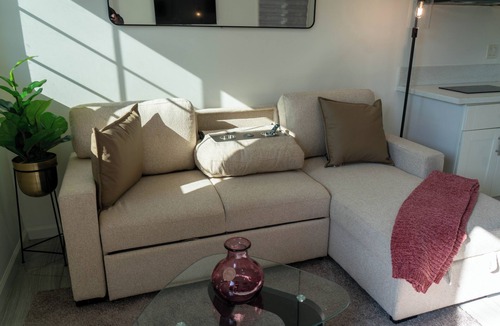 The Flats Cottage | Classic Beverly Hills Guest House in the Flats – Long-Term Rental
