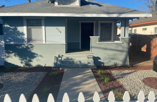 Oleander - Sunset Villa | Classic California Bungalow Downtown