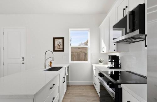 West Davis Manor House | Colusa Commons 4 BR 3 BA near UC Davis